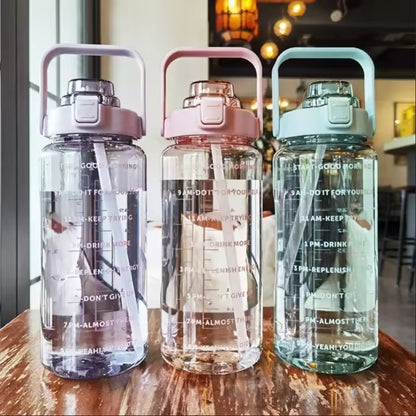 2 Liter Trinkflasche mit Zeitmarkierung & Strohhalm - Motivations-Wasserflasche für Sport & Fitness