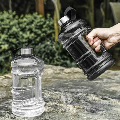 Sport Wasserflasche 2L - Große Trinkflasche mit Griff für Gym & Training