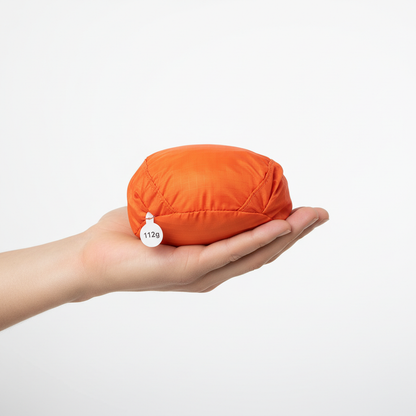 Rucksack in der Hand - zeigt Leichtigkeit